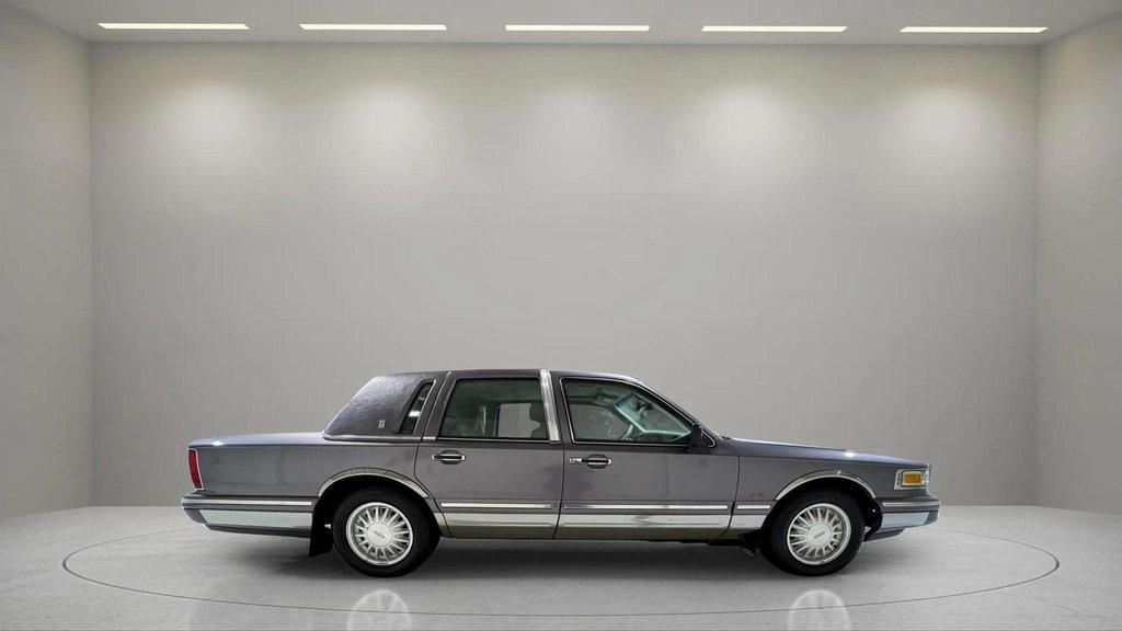 used 1995 Lincoln Town Car car, priced at $16,495