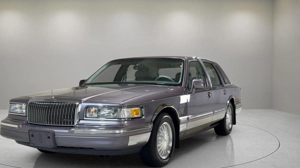 used 1995 Lincoln Town Car car, priced at $16,495