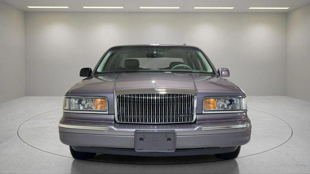 used 1995 Lincoln Town Car car, priced at $16,495