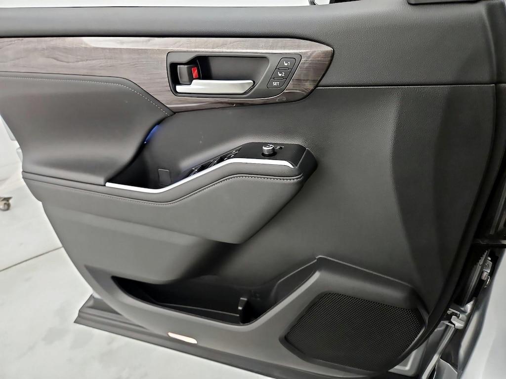 used 2023 Toyota Highlander car, priced at $42,998