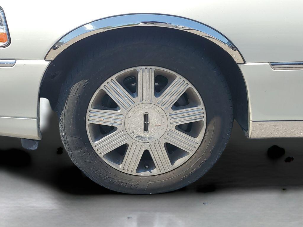 used 2004 Lincoln Town Car car, priced at $10,988