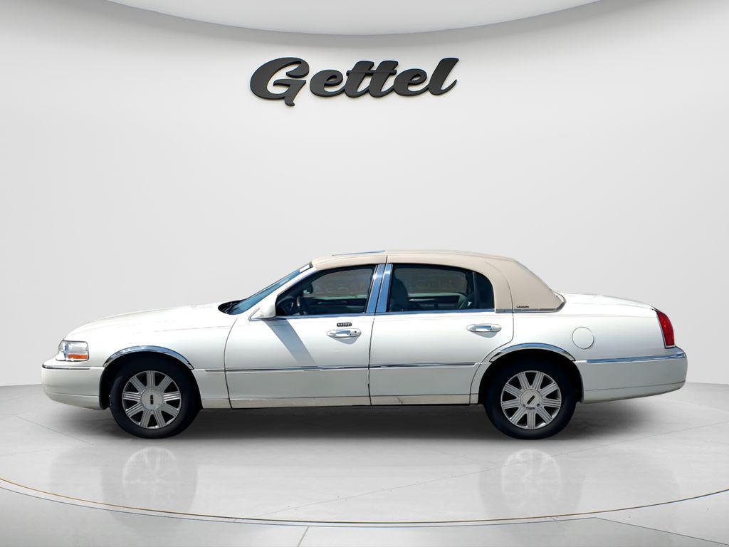 used 2004 Lincoln Town Car car, priced at $10,988