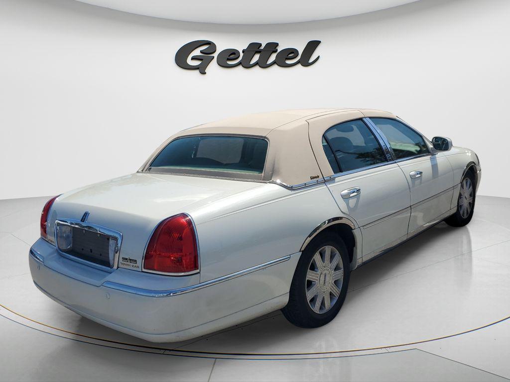 used 2004 Lincoln Town Car car, priced at $10,988