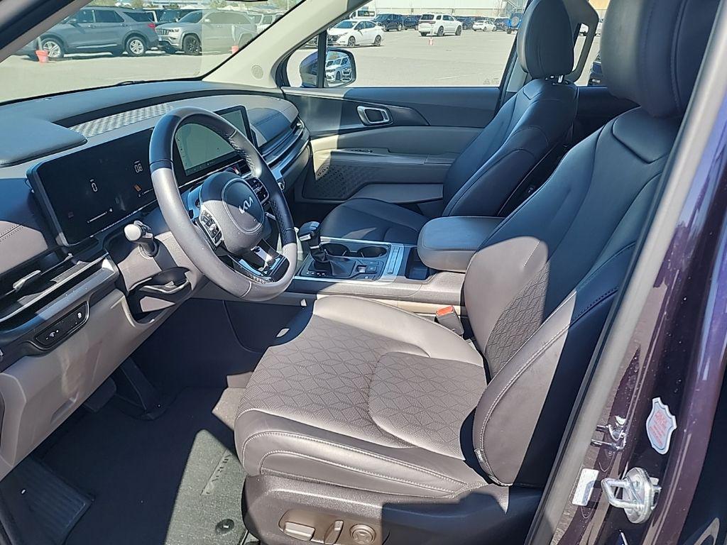 used 2025 Kia Carnival car, priced at $33,998