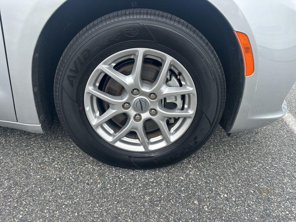 used 2024 Chrysler Pacifica car, priced at $28,888