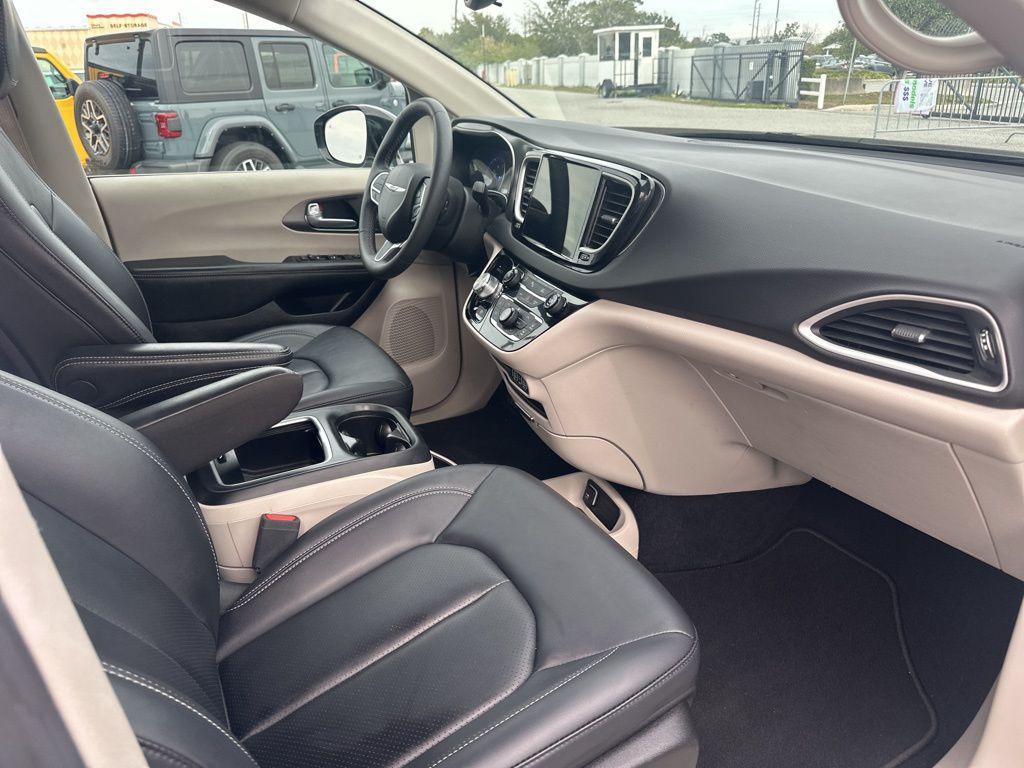 used 2024 Chrysler Pacifica car, priced at $28,888