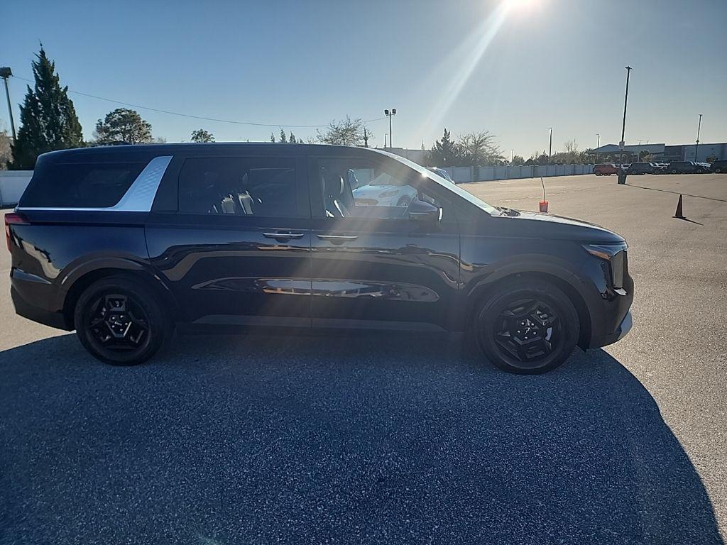 used 2025 Kia Carnival car, priced at $33,826