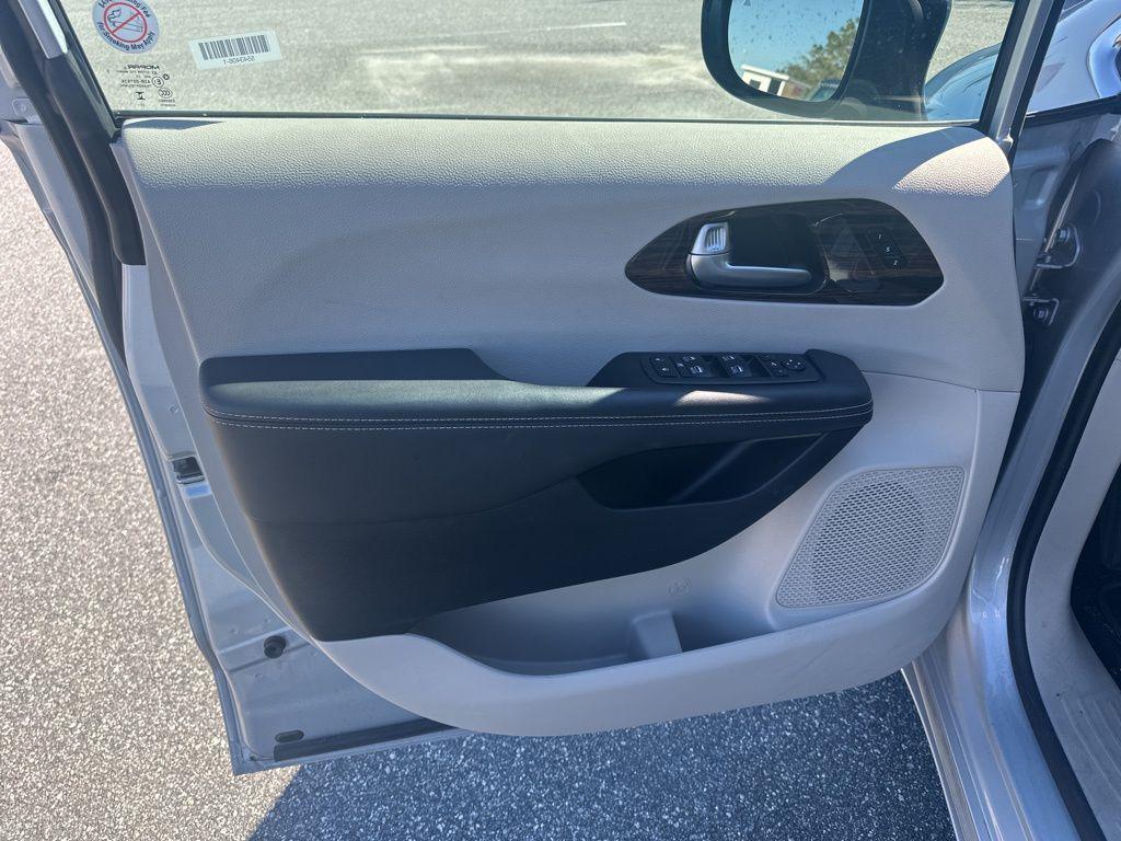 used 2024 Chrysler Pacifica car, priced at $31,479