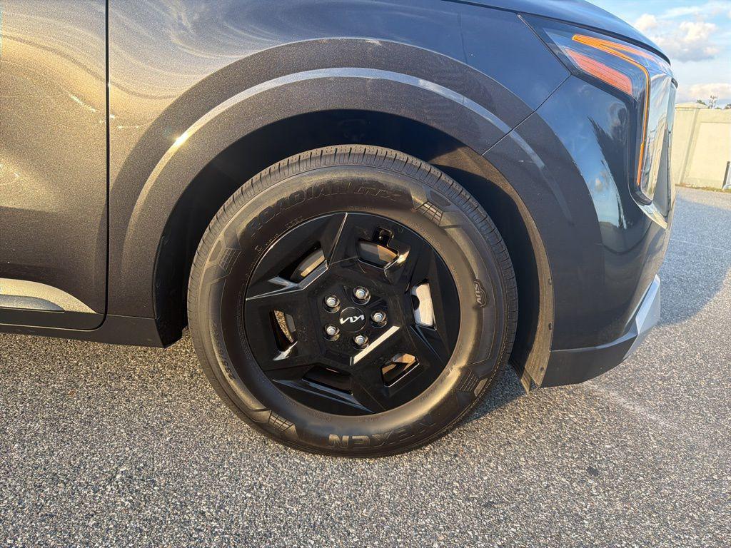 used 2025 Kia Carnival car, priced at $33,598