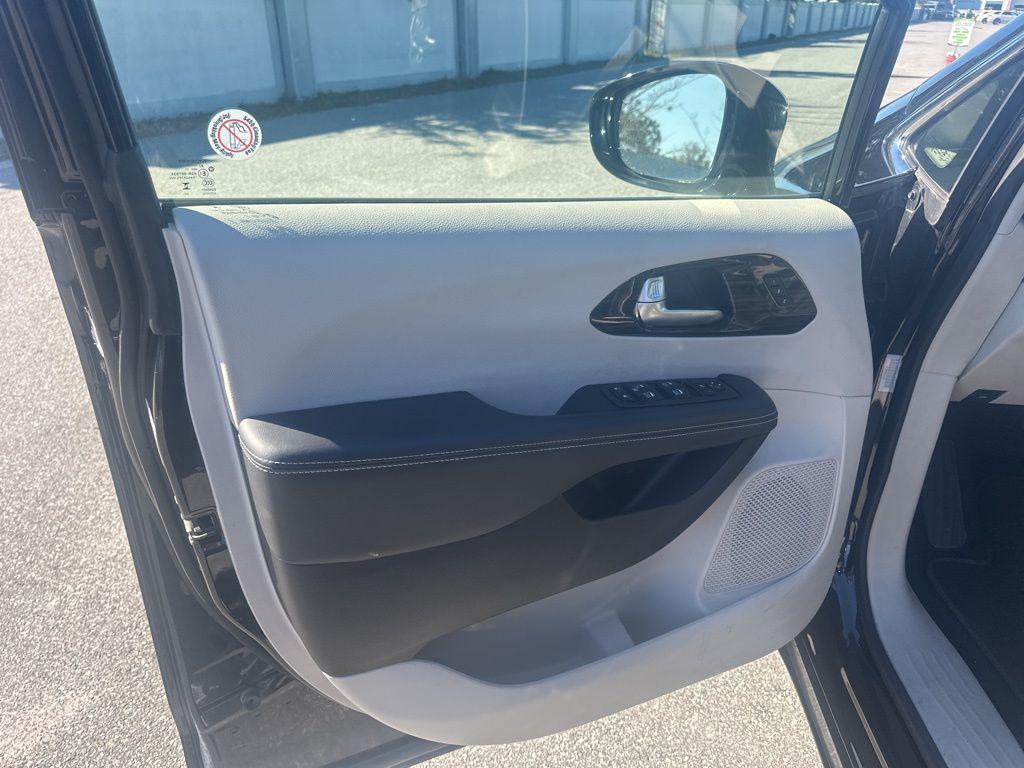 used 2024 Chrysler Pacifica car, priced at $33,488