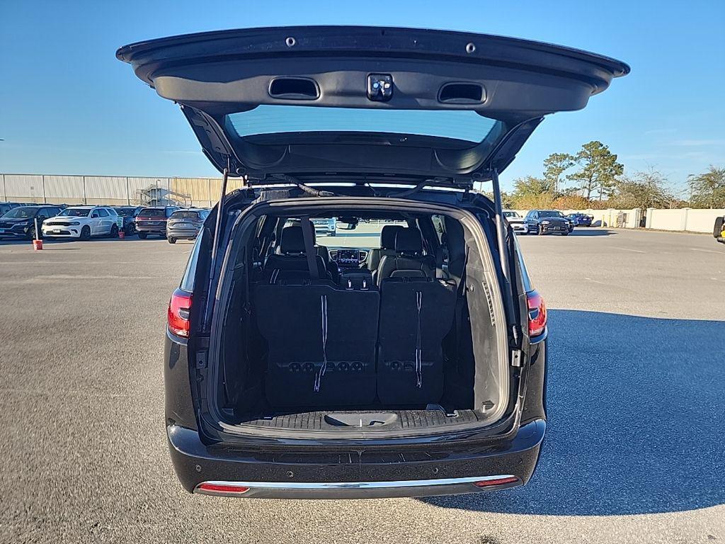 used 2025 Chrysler Pacifica car, priced at $27,712