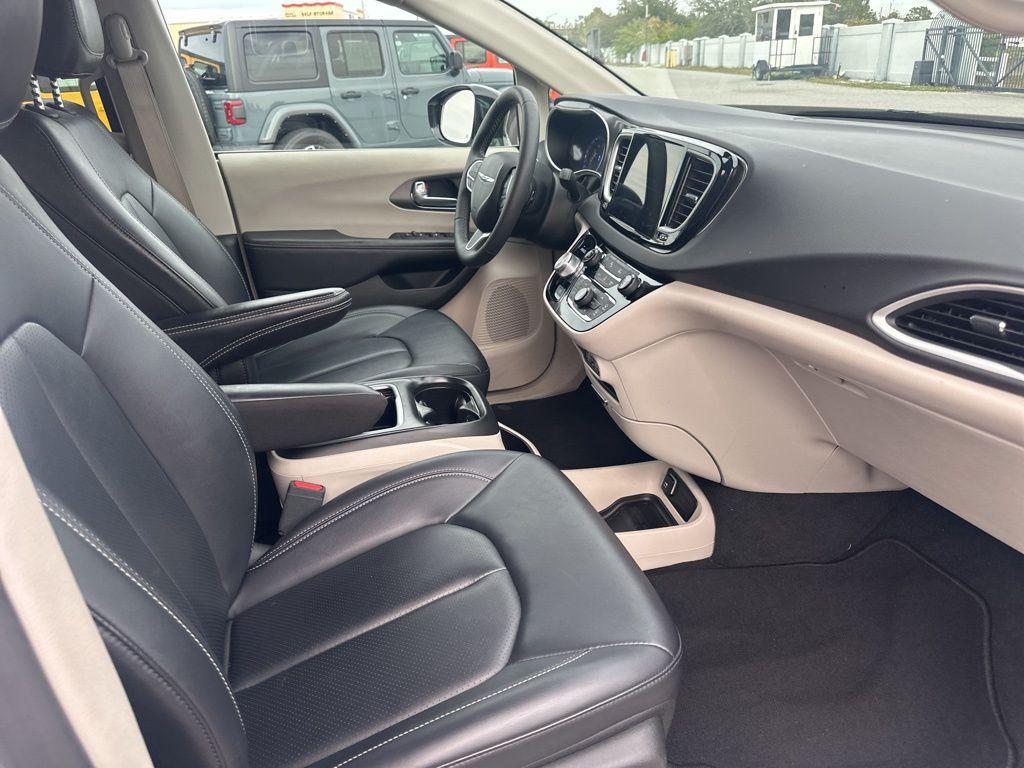 used 2024 Chrysler Pacifica car, priced at $29,298
