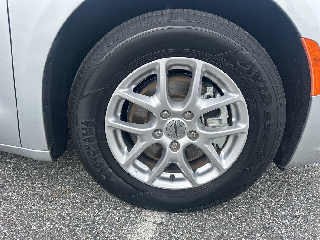 used 2024 Chrysler Pacifica car, priced at $29,298