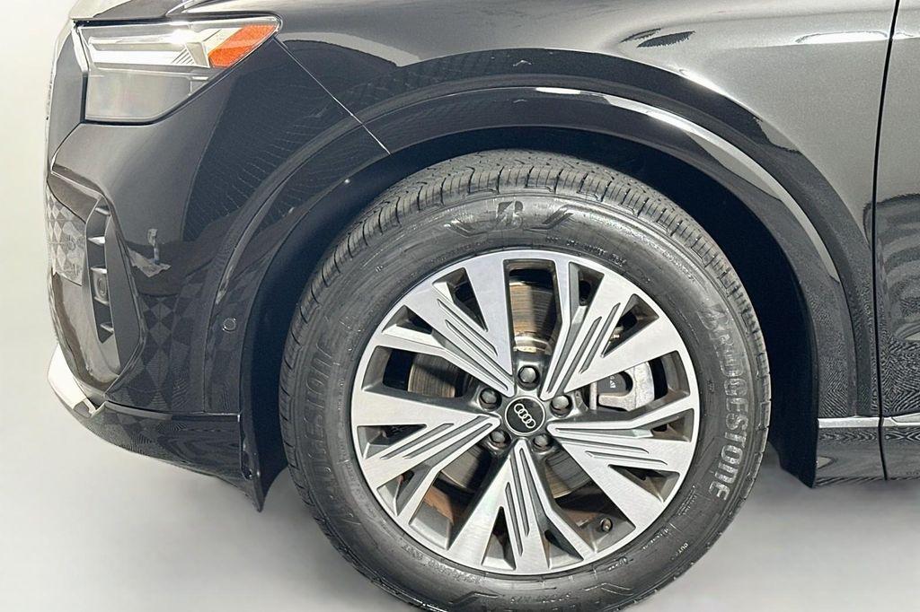 Audi Q4 e-tron view 12