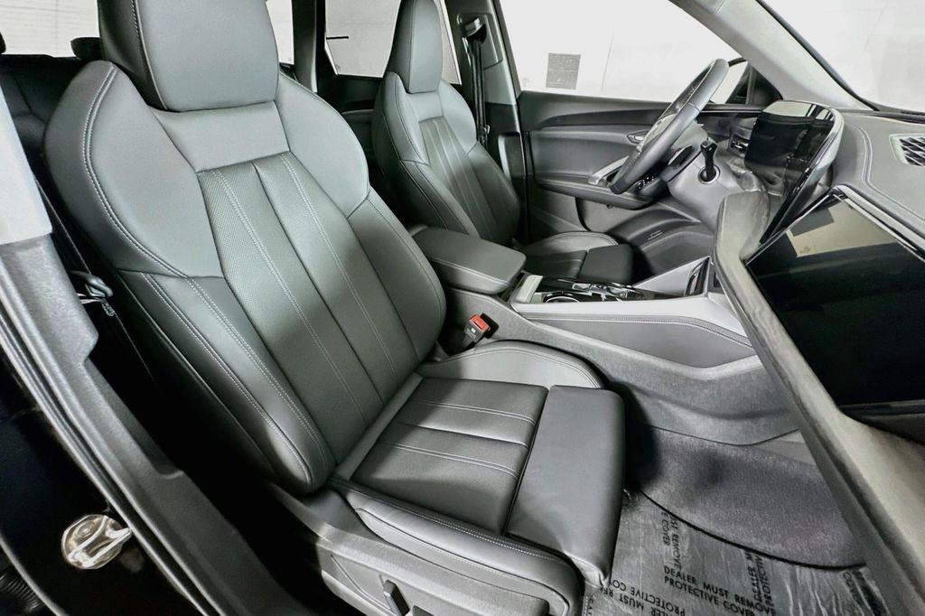Audi Q5 view 8