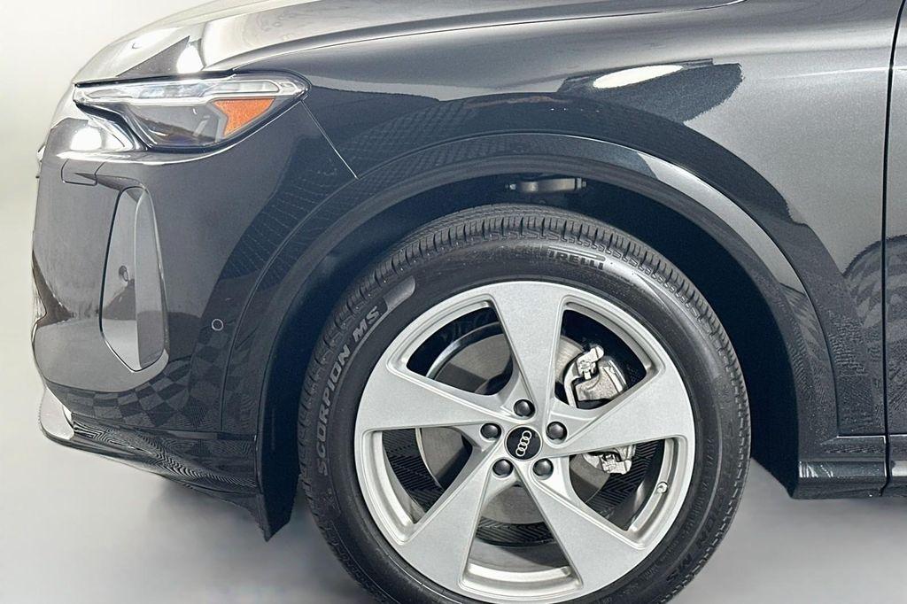 Audi Q5 view 12