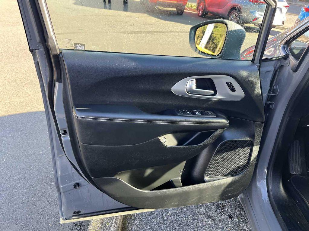 used 2022 Chrysler Pacifica Hybrid car, priced at $26,995