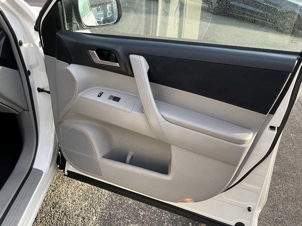 used 2013 Toyota Highlander car, priced at $12,991