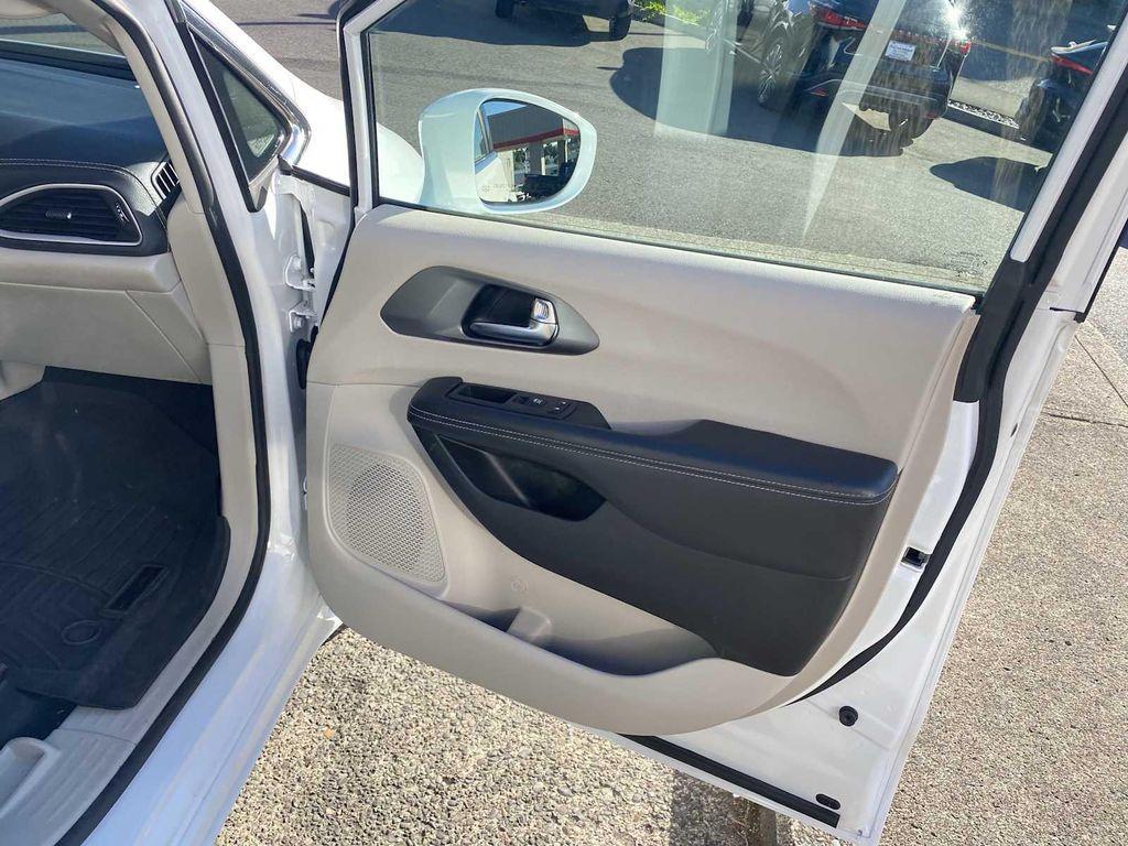 used 2022 Chrysler Pacifica Hybrid car, priced at $26,775