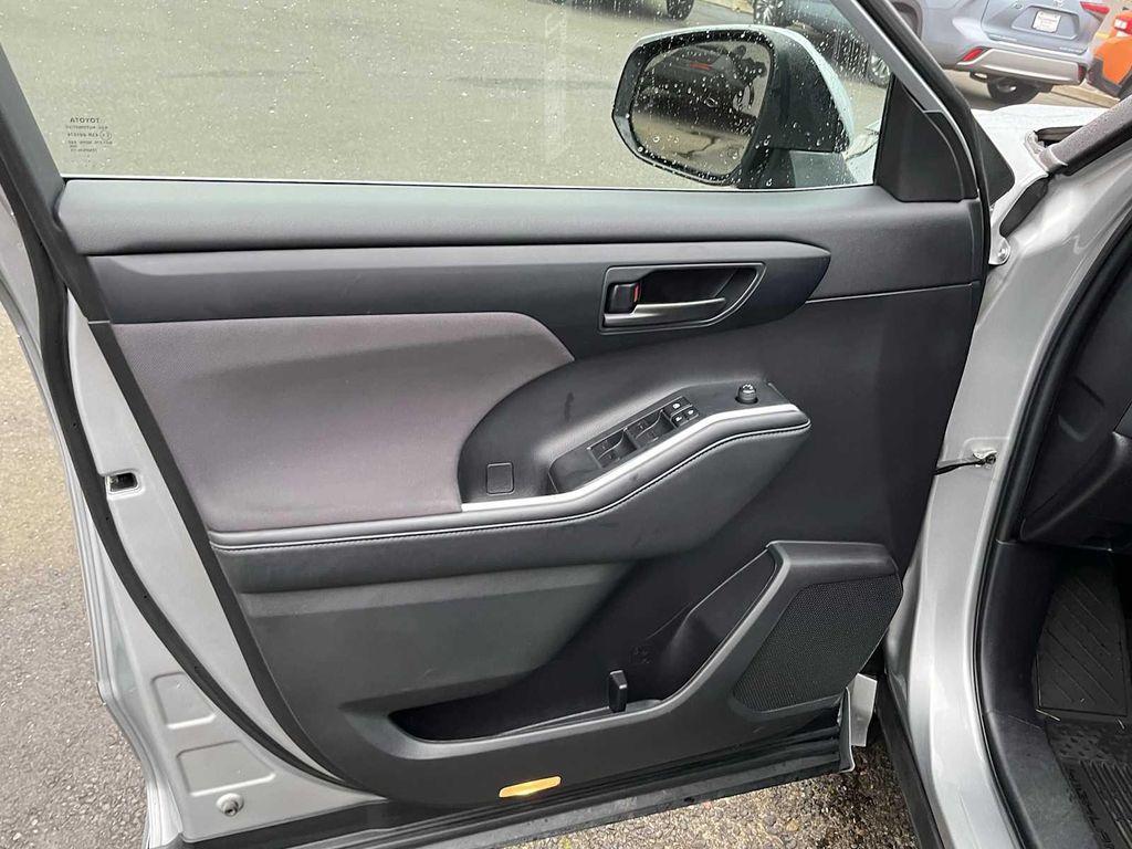 used 2023 Toyota Highlander car, priced at $28,948