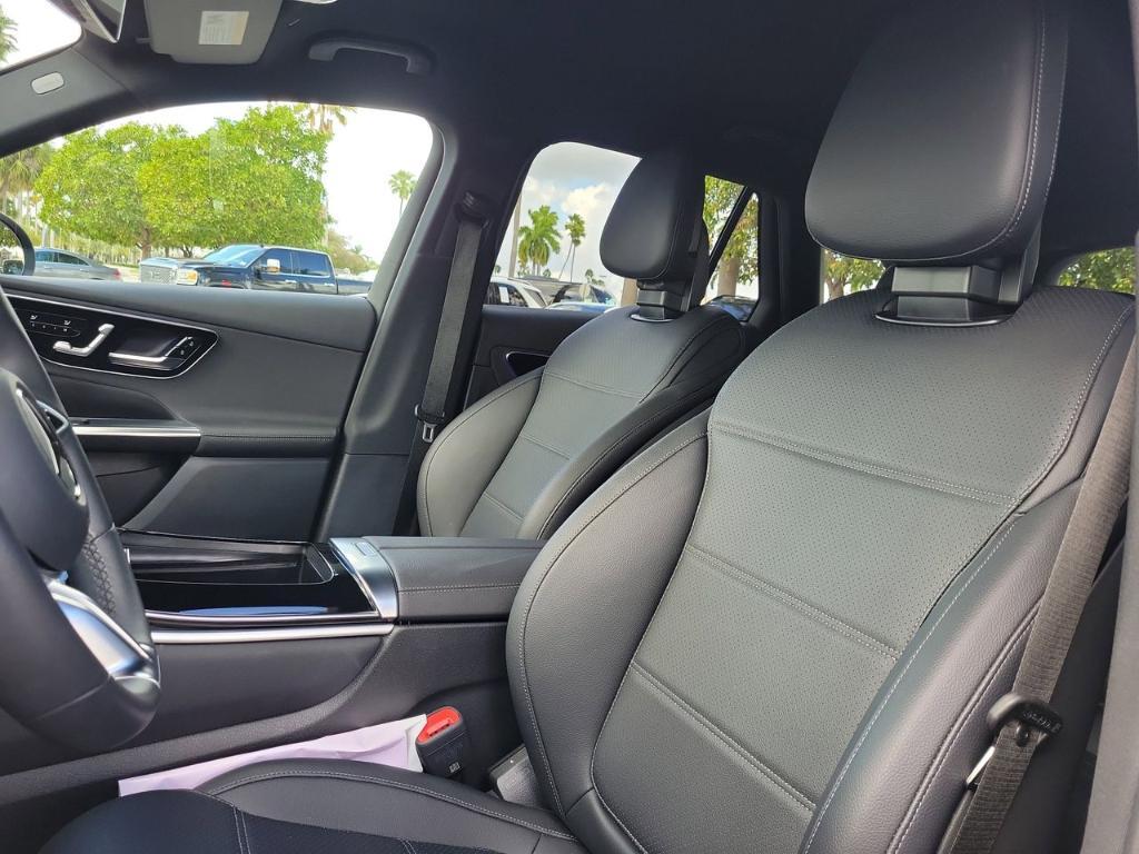 new 2025 Mercedes-Benz GLC 300 car