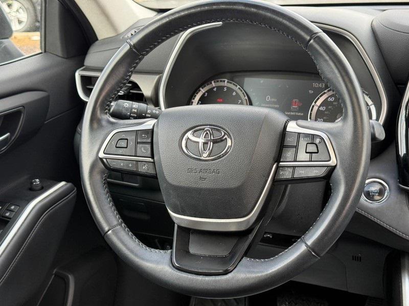 used 2022 Toyota Highlander car, priced at $33,500