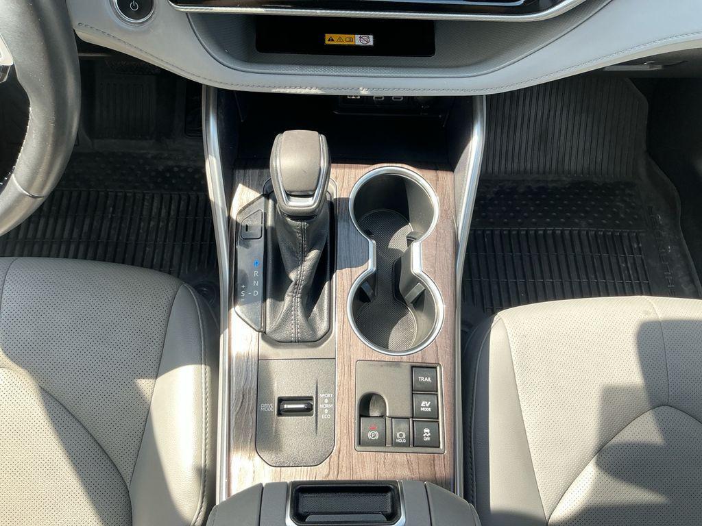 used 2025 Toyota Highlander Hybrid car, priced at $47,133
