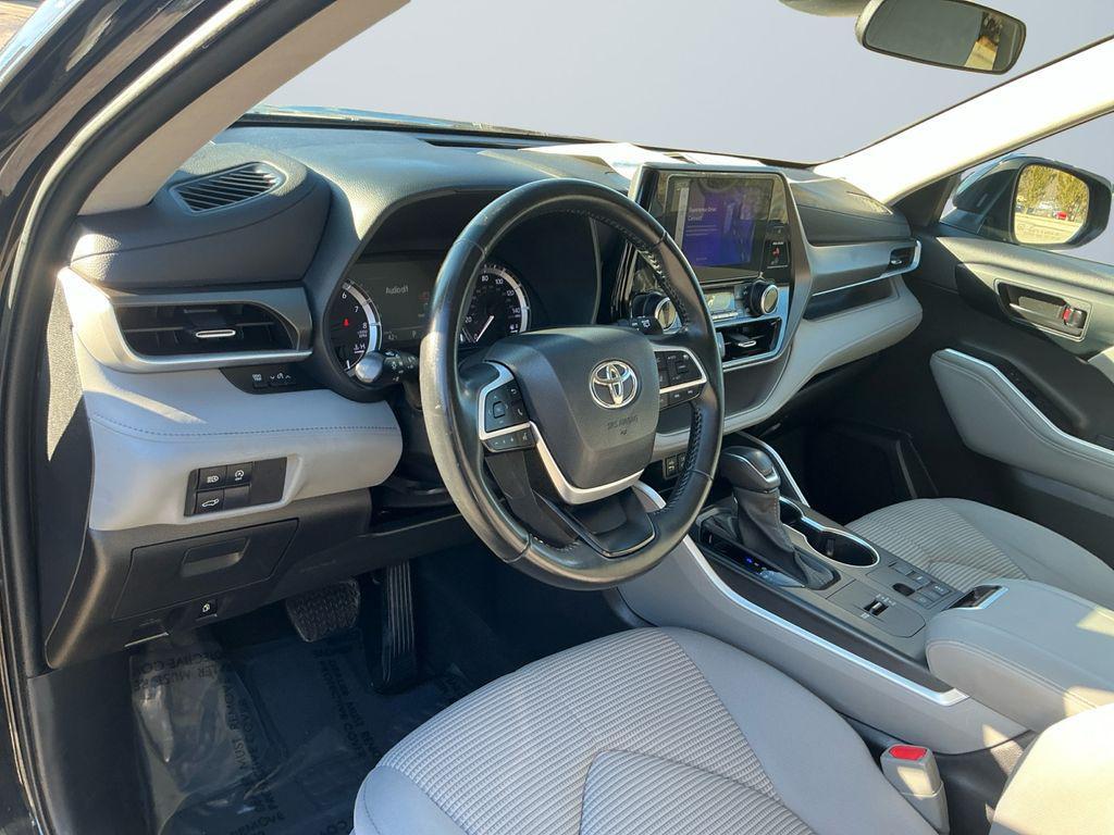 used 2023 Toyota Highlander car, priced at $27,500