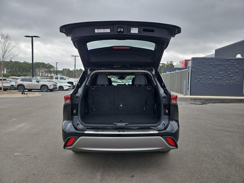 used 2024 Toyota Highlander Hybrid car, priced at $51,200