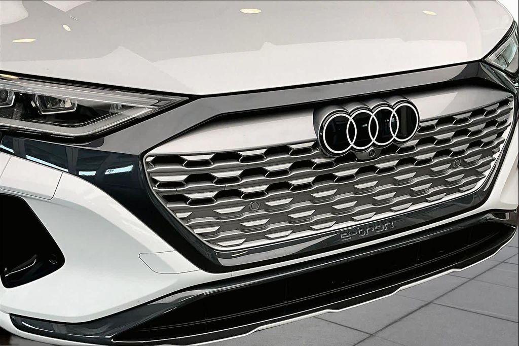 Audi Q8 e-tron view 30