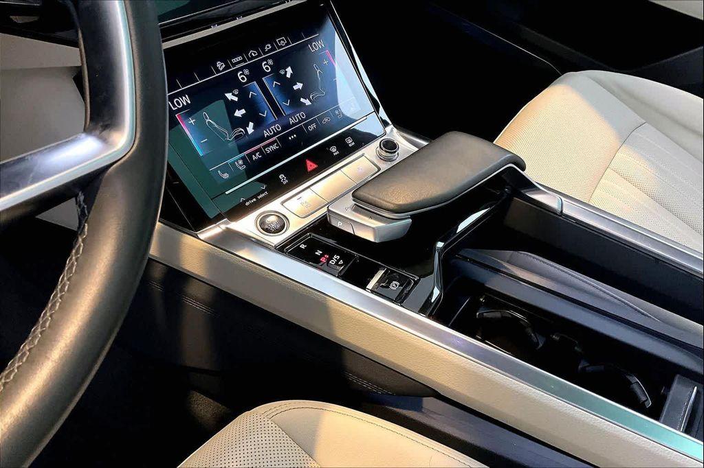 Audi Q8 e-tron view 15