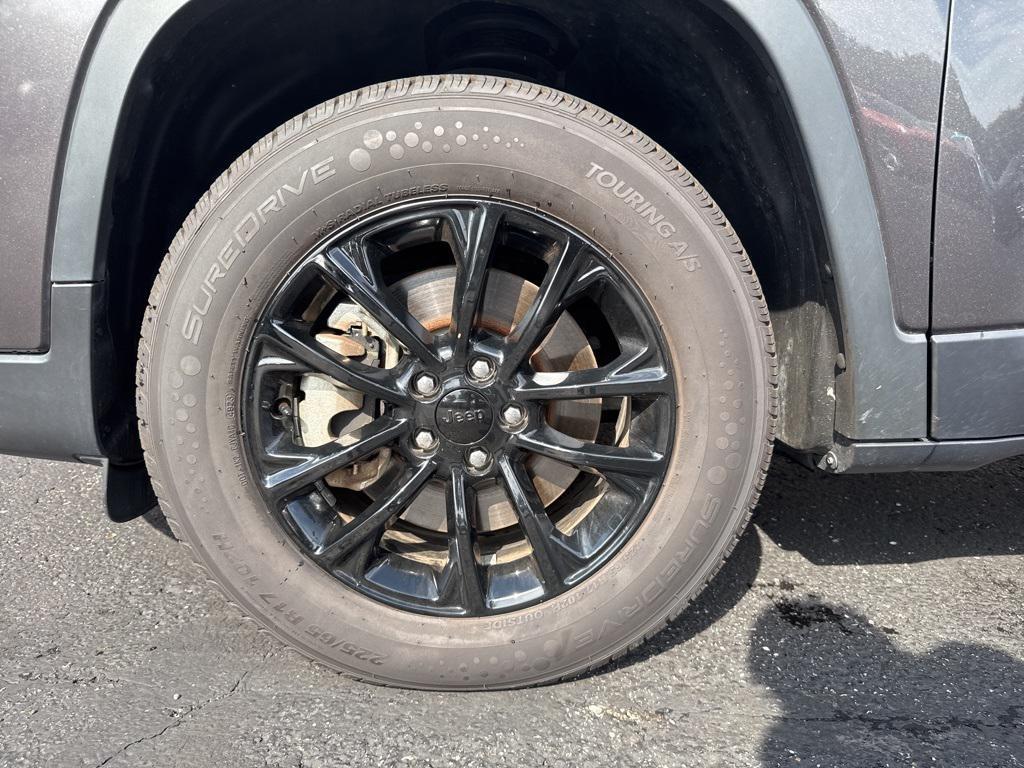 used 2023 Jeep Cherokee car, priced at $22,999