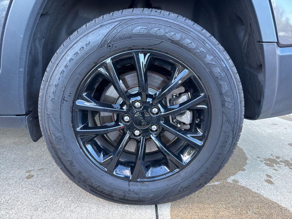 used 2023 Jeep Cherokee car, priced at $22,995