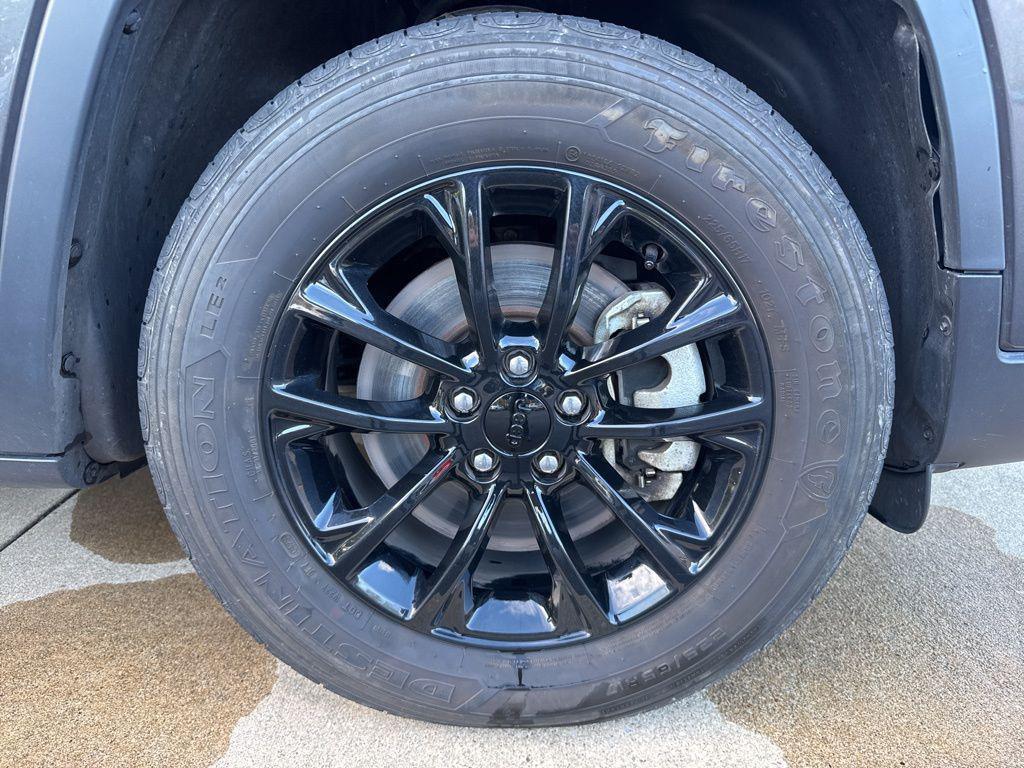 used 2023 Jeep Cherokee car, priced at $22,995