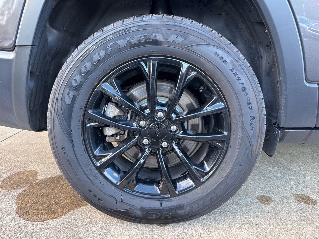 used 2023 Jeep Cherokee car, priced at $22,995