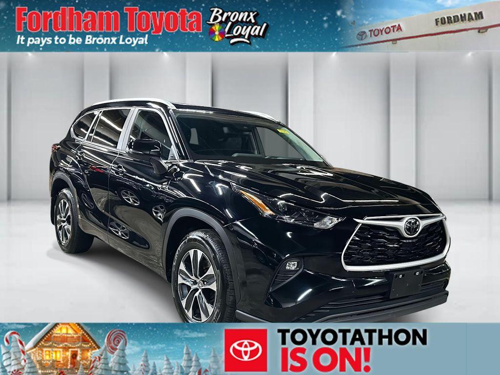 used 2025 Toyota Highlander car, priced at $34,899