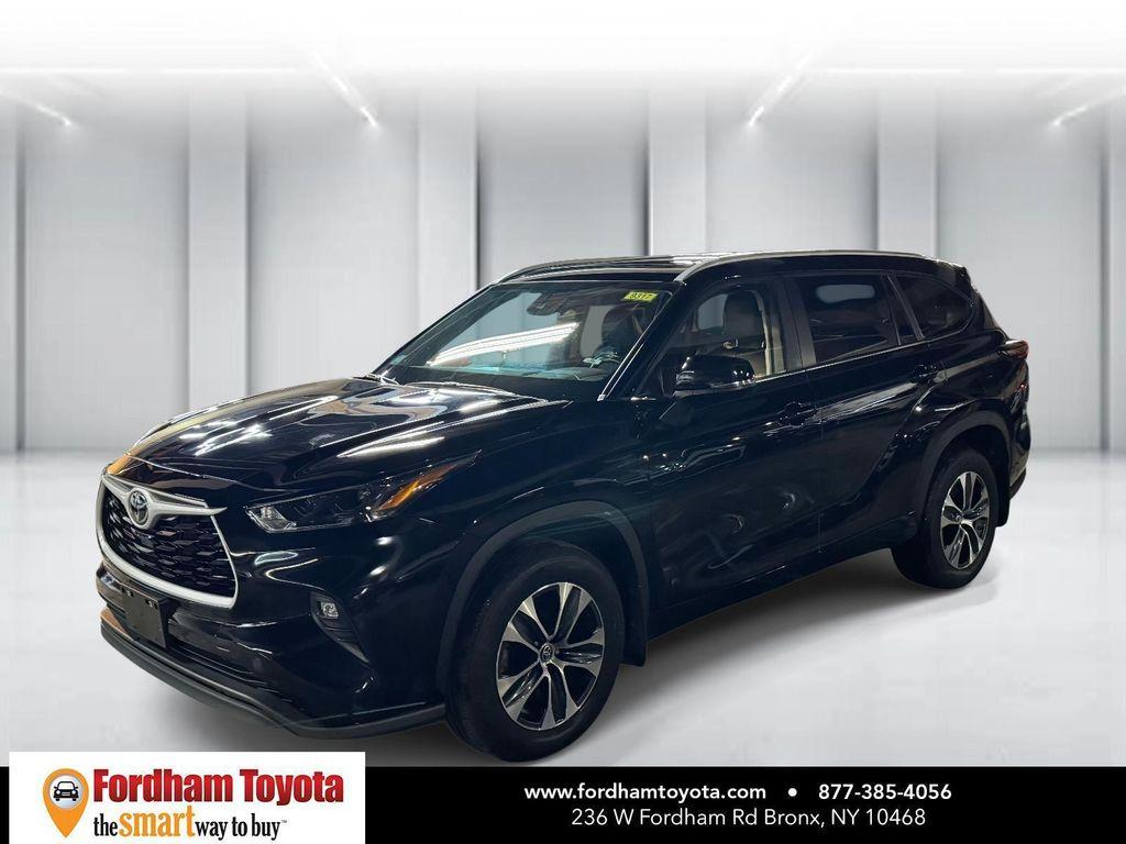 used 2025 Toyota Highlander car, priced at $34,899