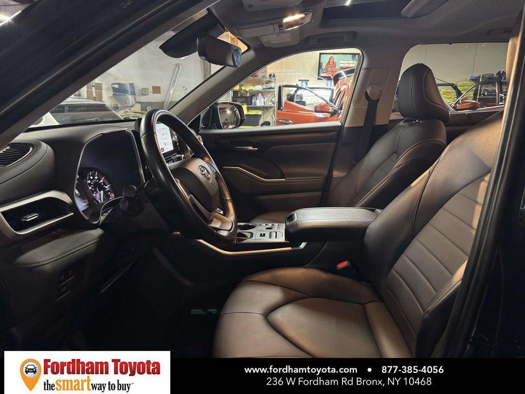 used 2025 Toyota Highlander car, priced at $34,899