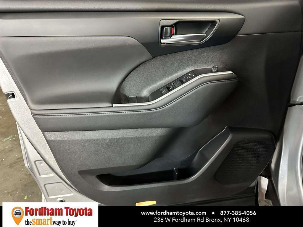 used 2025 Toyota Highlander car, priced at $43,999