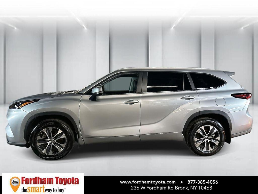used 2025 Toyota Highlander car, priced at $43,999