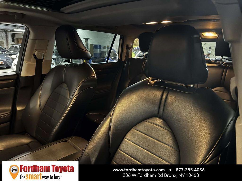 used 2022 Toyota Highlander car, priced at $30,999