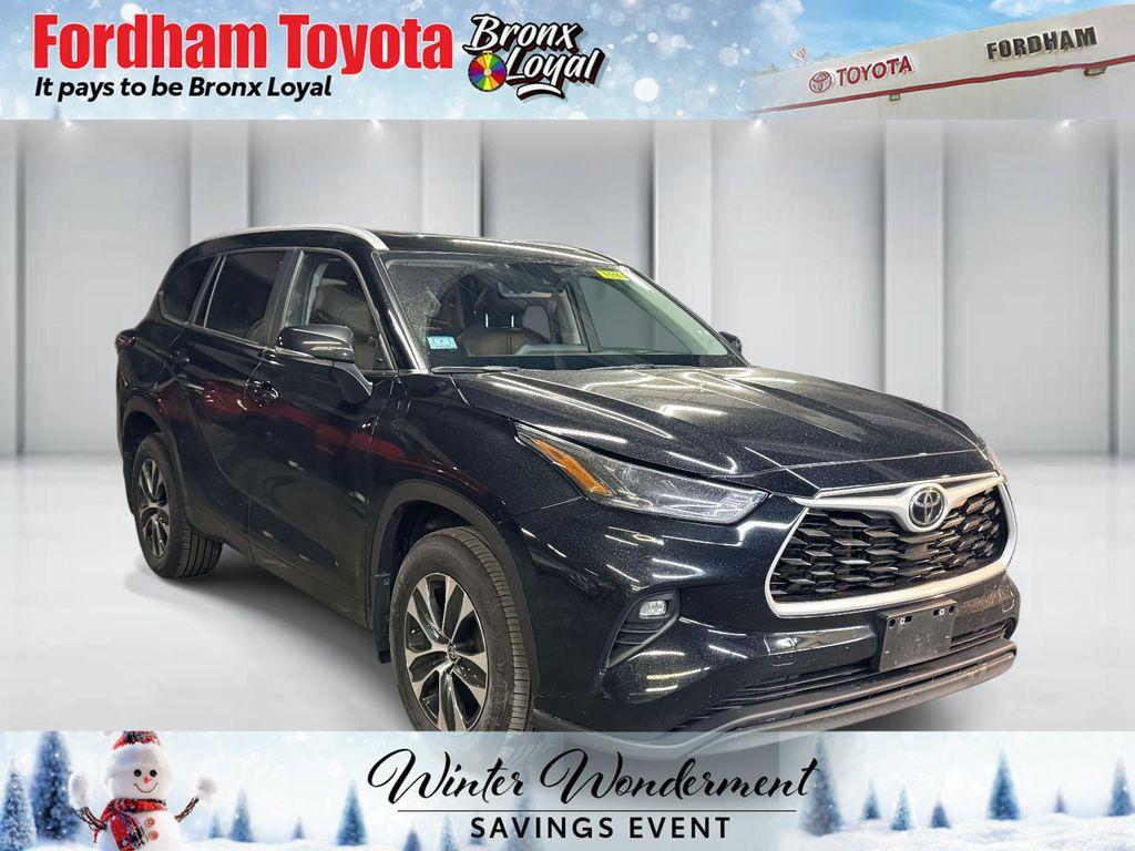 used 2025 Toyota Highlander car, priced at $34,899
