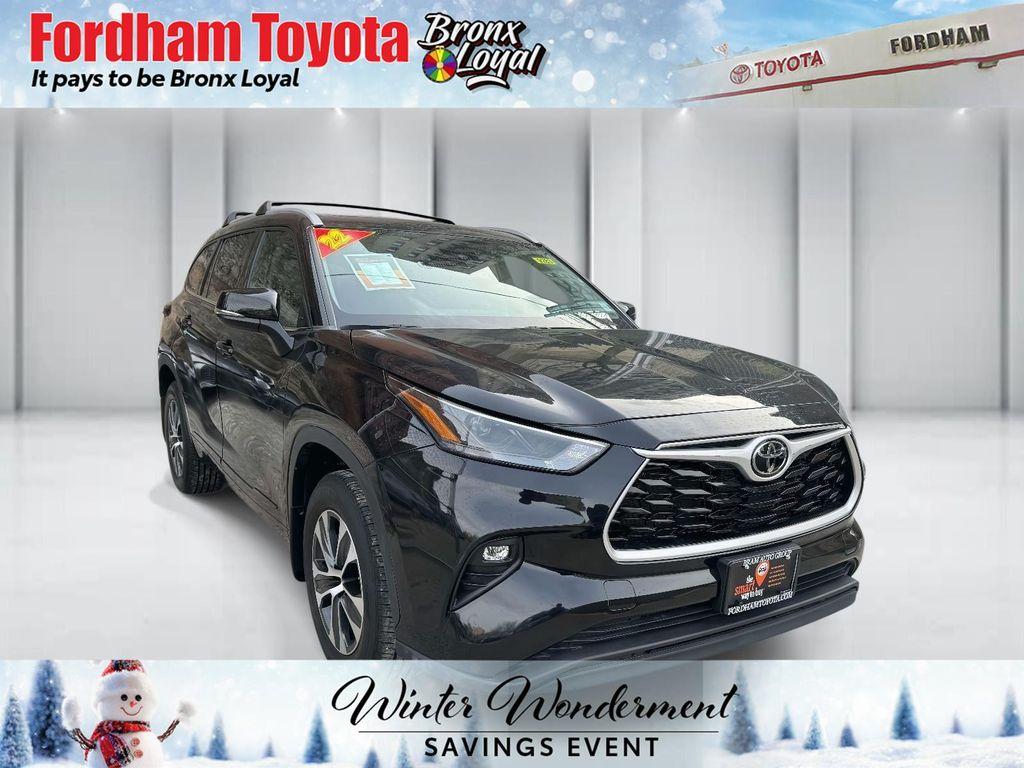 used 2022 Toyota Highlander car, priced at $34,999