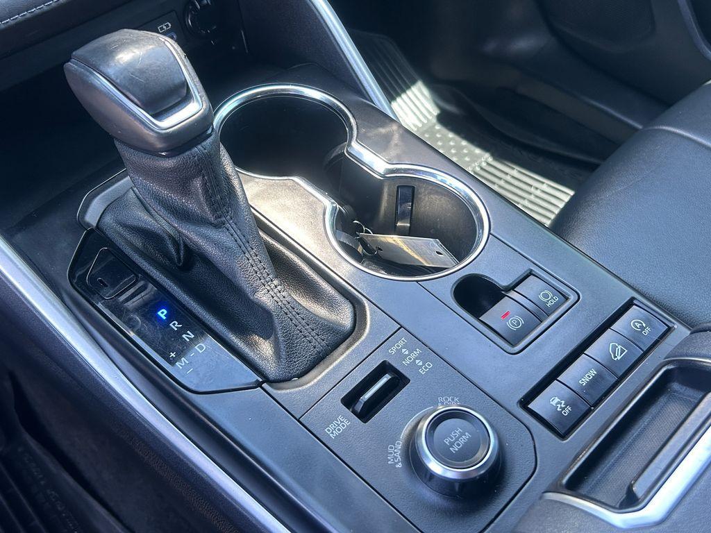used 2022 Toyota Highlander car, priced at $32,166