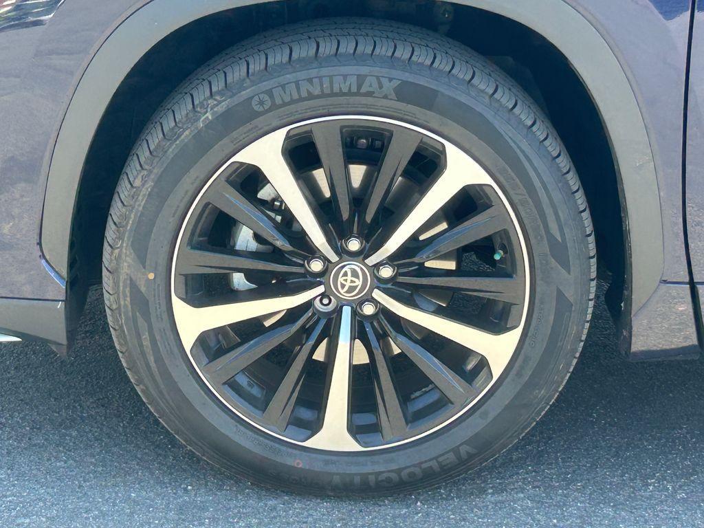 used 2022 Toyota Highlander car, priced at $32,166