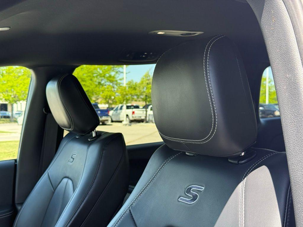 used 2024 Chrysler Pacifica Hybrid car, priced at $29,672