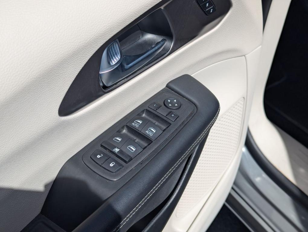 used 2023 Chrysler Pacifica Hybrid car, priced at $24,066