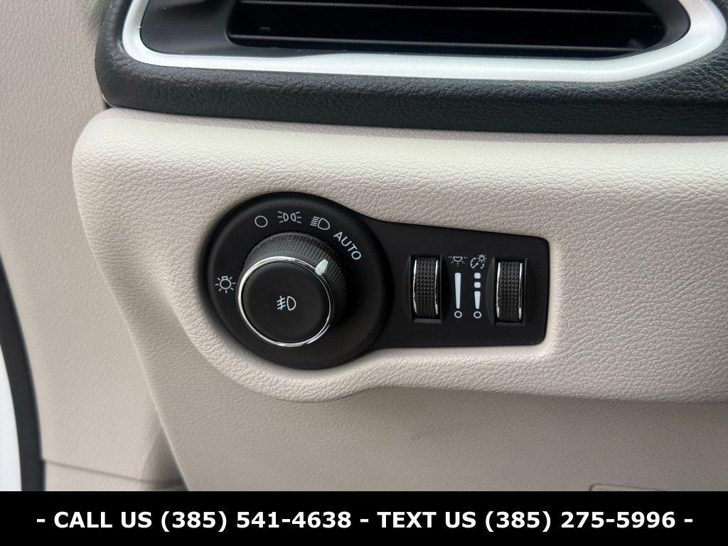 used 2024 Chrysler Pacifica Hybrid car, priced at $29,084