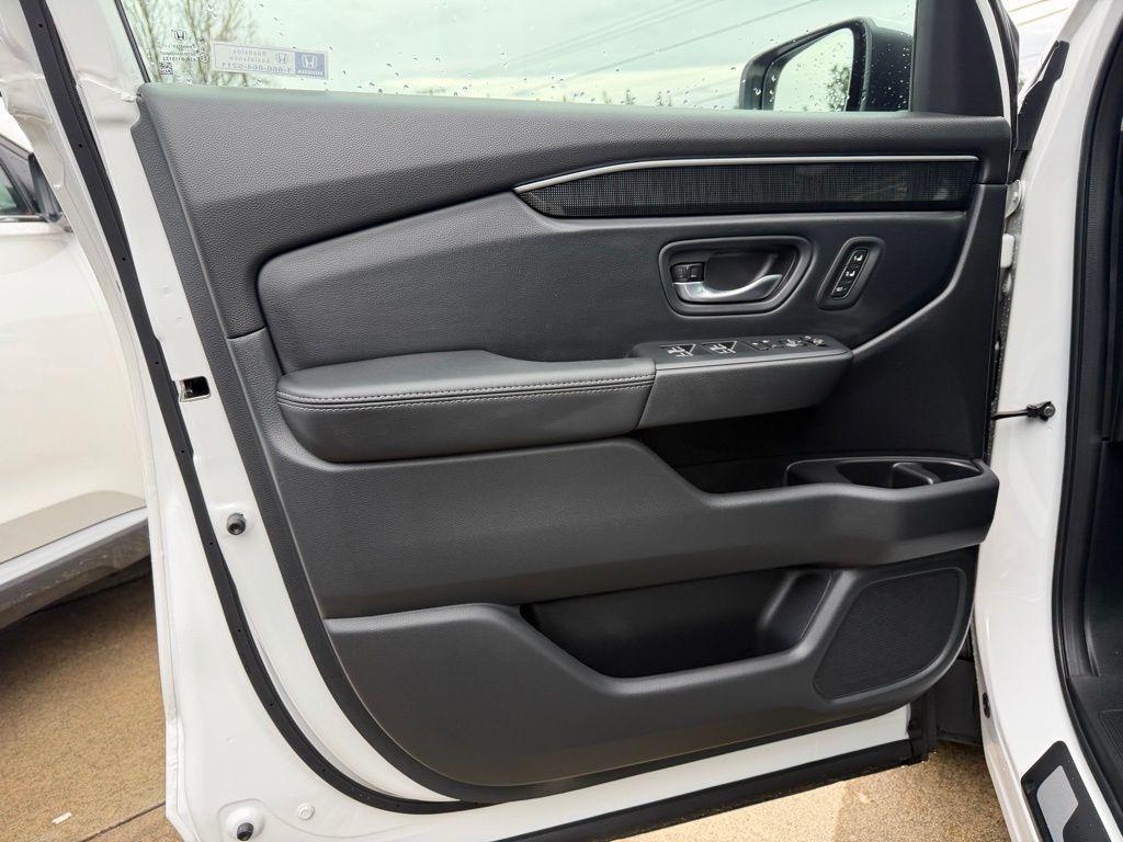 new 2025 Honda Pilot car, priced at $50,184