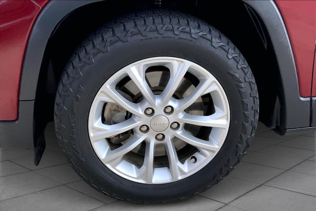 used 2019 Jeep Cherokee car, priced at $9,797